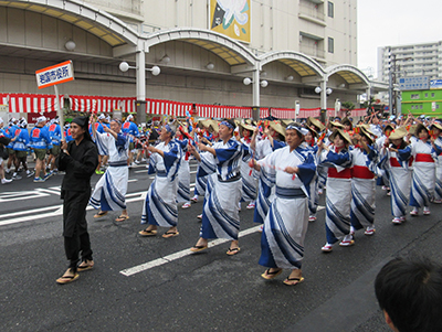 総踊りに参加する福田市長