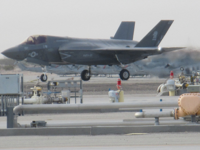 飛行するF-35B