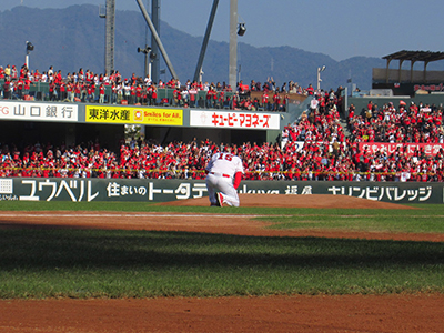 マウンドにひざまずく黒田投手