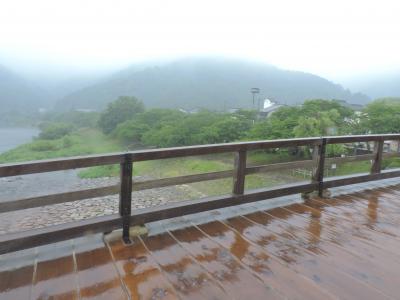雨に濡れた橋板