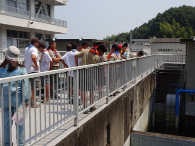 ろ過池を見学