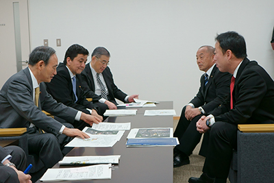 菅官房長官らと会談を行う福田市長ら