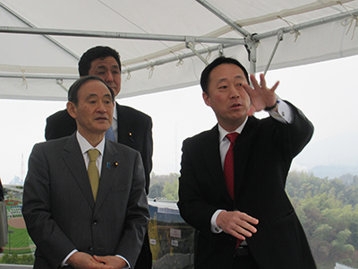 愛宕山運動施設について説明を行う福田市長