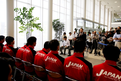 歓迎セレモニーで挨拶をする福田良彦市長