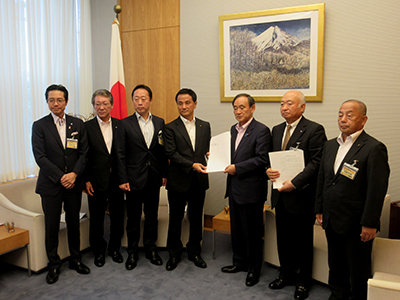菅官房長官と福田良彦市長ら