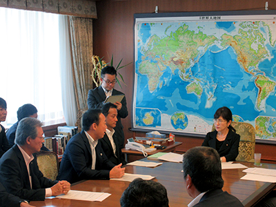 稲田防衛大臣に要望を行う福田良彦市長