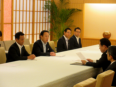 岸田外務大臣に要望を行う福田良彦市長