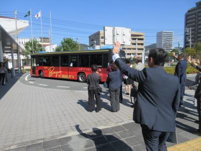 バス見送り