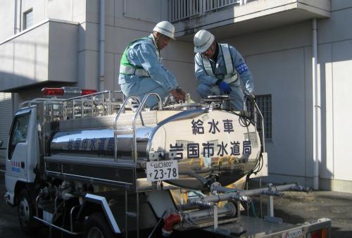 給水車に水を入れる様子