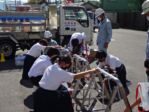 実際に給水体験している様子