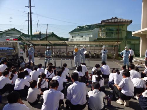 小・中学生に体験趣旨を説明している様子