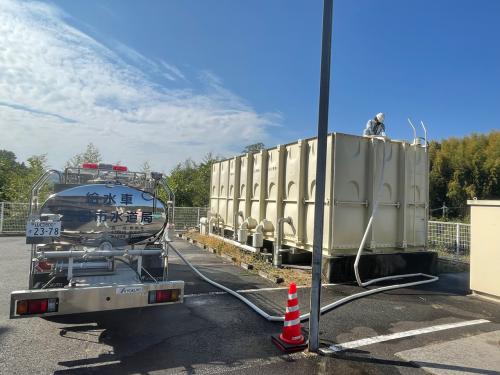 浄水場の受水槽に受水している様子