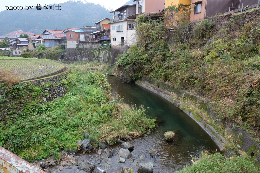 民家と川