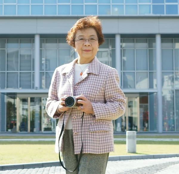 カメラを手に笑顔の相馬さん
