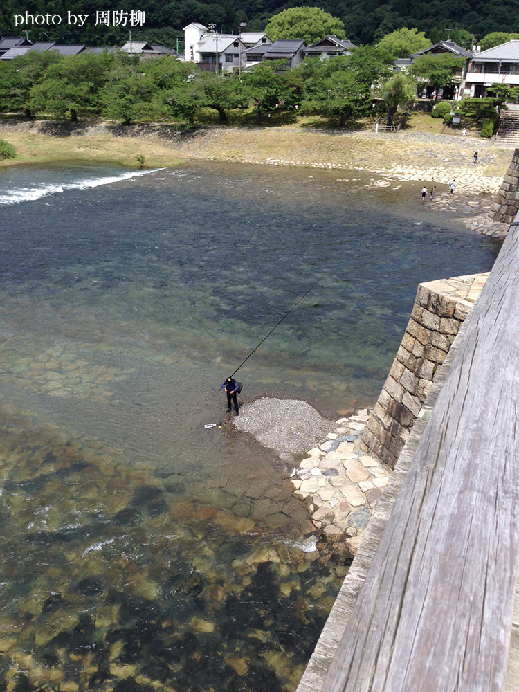 美しい錦川と、釣りをする人
