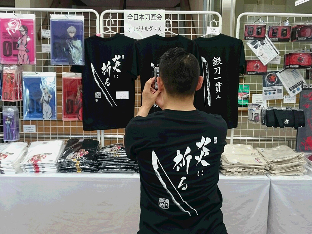 刀剣Ｔシャツの写真を撮る京太郎さん