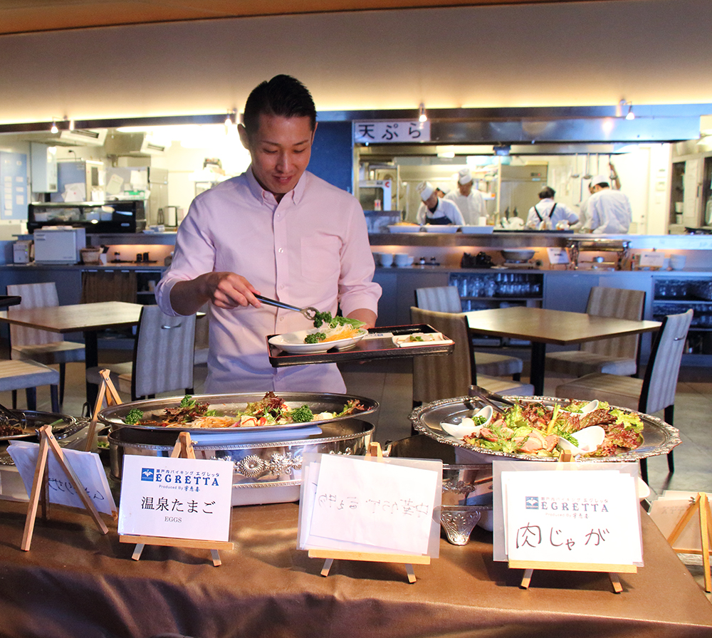 料理をお皿に盛る京太郎さん