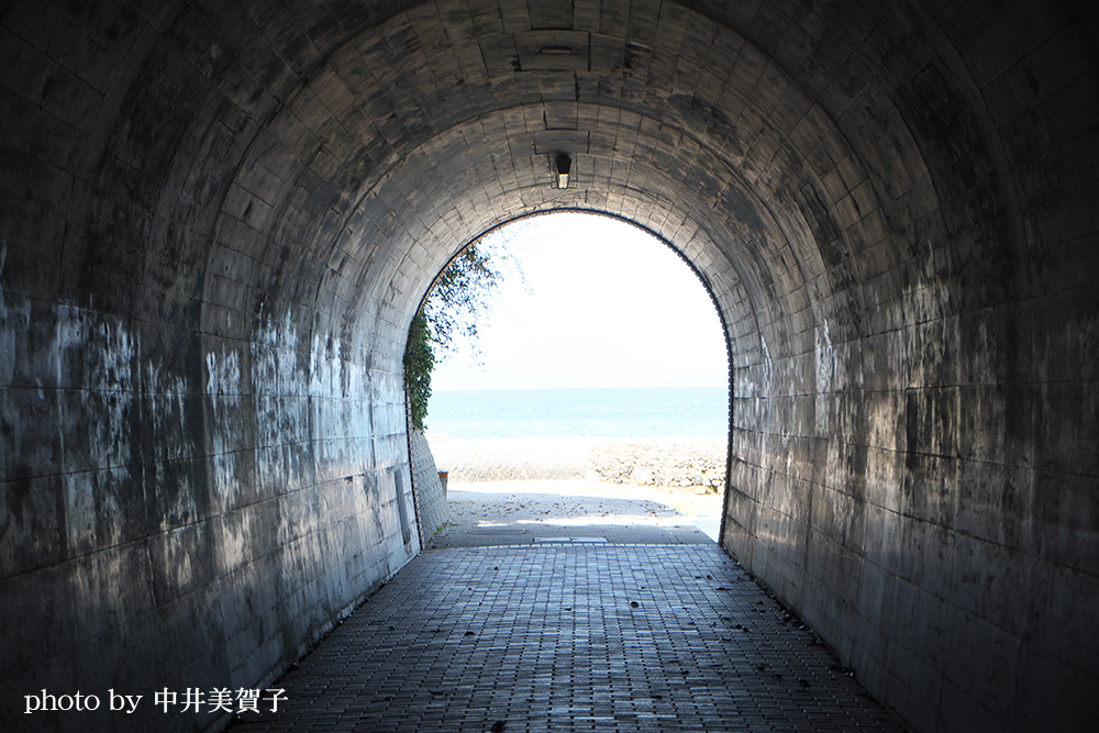 海沿いにあるトンネルの写真