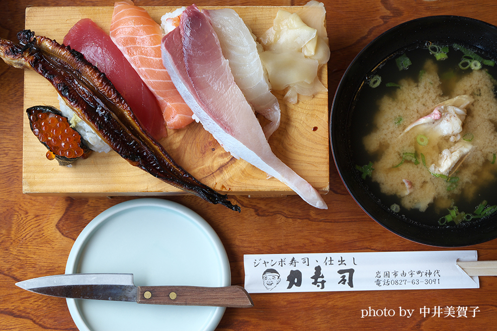 力寿司名物のビッグなにぎり寿司