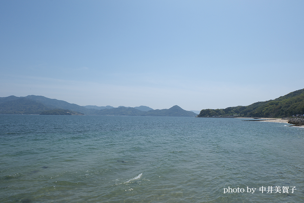 店舗の前に広がる海と島
