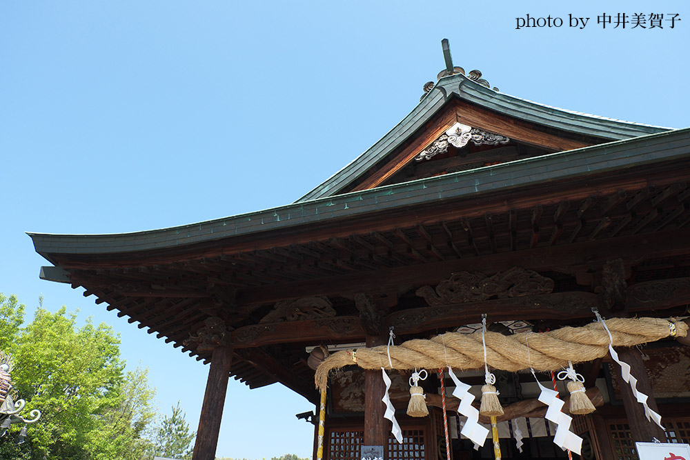 白崎八幡宮の屋根と空