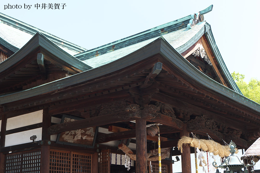 白崎八幡宮の屋根と空