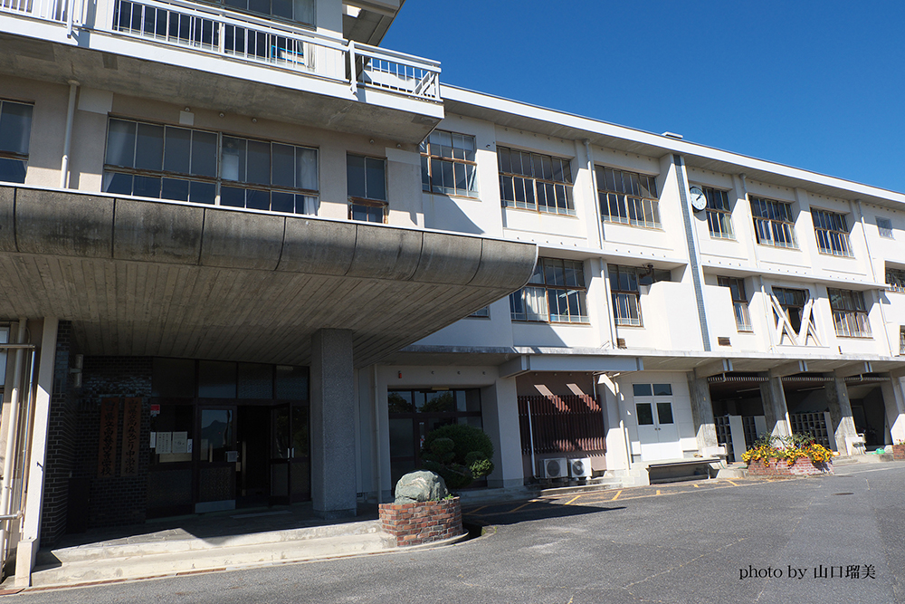 高森高等学校の校舎玄関