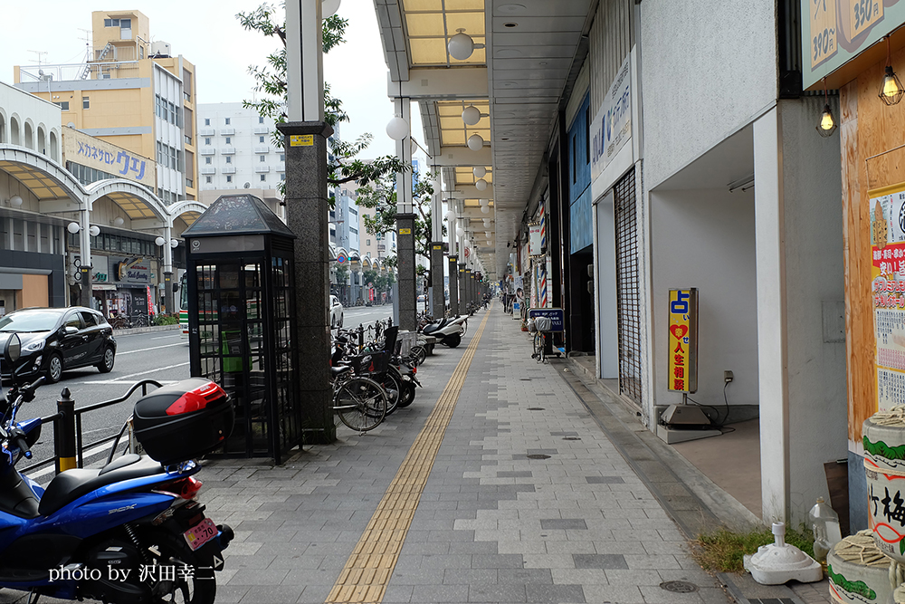 国道188号線に面する駅前商店街