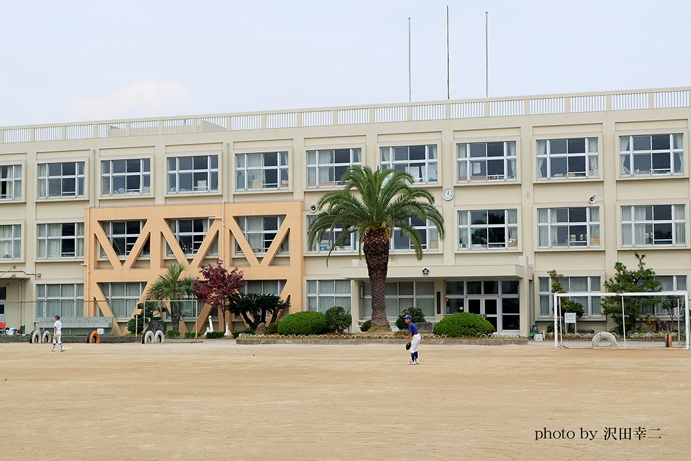 麻里布小学校の校舎とグラウンド