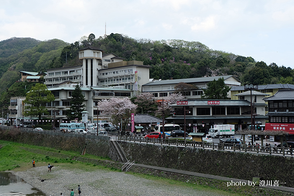 錦帯橋から見た岩国国際観光ホテルの写真