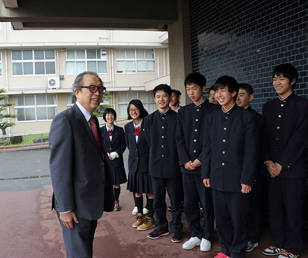 母校の生徒に迎えられる澄川先生